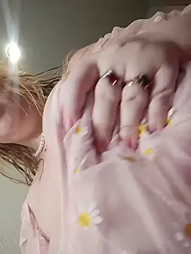 Snapshot of ElonaFox chatting on 12.20.25 ElonaFox online show from 12.20.25