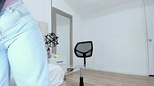 Snapshot of Sara_BigAss- chatting on 04.01.26 Sara BigAss- online show from 04.01.26