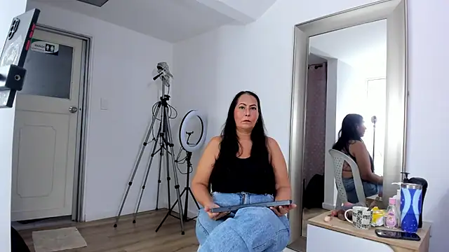 Snapshot of Sara_BigAss- chatting on 04.07.26 Sara BigAss- online show from 04.07.26