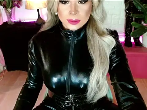 Snapshot of sheenavi chatting on 12.20.25 sheenavi online show from 12.20.25