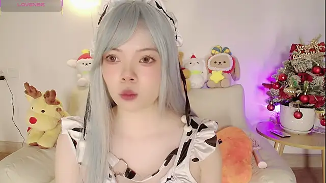 Snapshot of Miyeoonn chatting on 12.17.25 Miyeoonn online show from 12.17.25