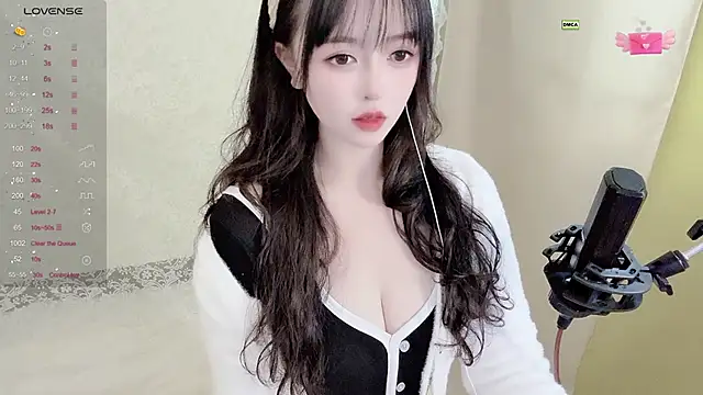 Snapshot of Anana- chatting on 12.14.25 Anana- online show from 12.14.25