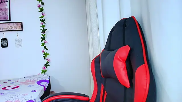 Snapshot of sara_santana__ chatting on 12.16.25 sara santana online show from 12.16.25