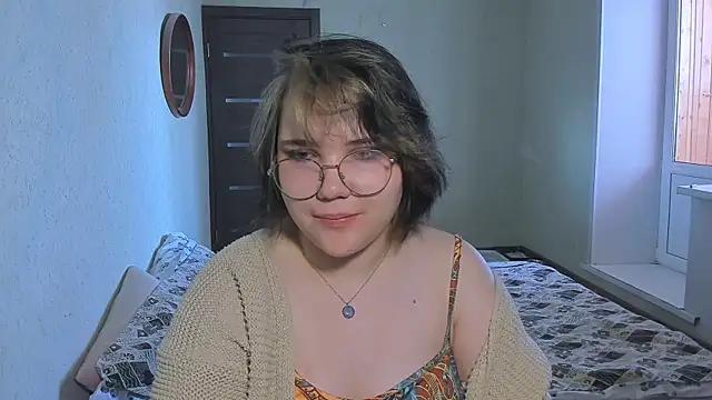 Snapshot of Lily-Violet chatting on 03.23.26 Lily-Violet online show from 03.23.26