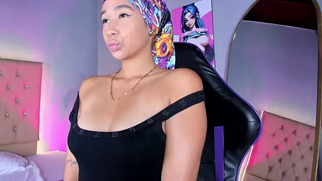 EmmaLawrence  online show from 12.15.25