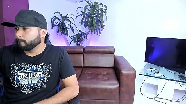 HotThreesoome online show from 12.17.25