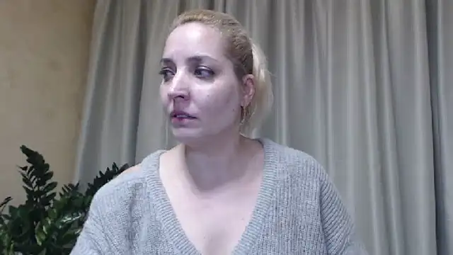Snapshot of sweetpussy chatting on 03.19.25 sweetpussy online show from 03.19.25