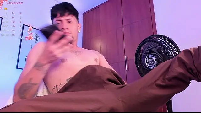 Snapshot of vaalentiino chatting on 02.20.26 vaalentiino online show from 02.20.26