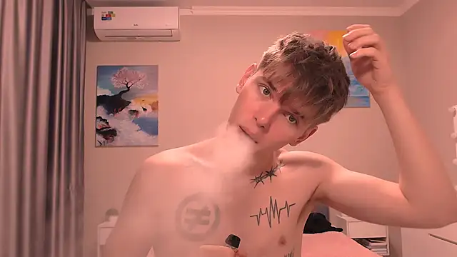 Snapshot of Fredd_Xanders chatting on 12.20.25 Fredd Xanders online show from 12.20.25