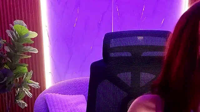 Snapshot of scarlettvg chatting on 12.17.25 scarlettvg online show from 12.17.25