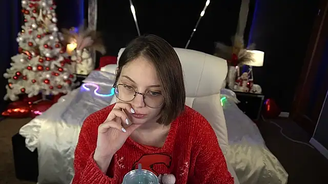 Snapshot of CharlyWines chatting on 12.22.25 CharlyWines online show from 12.22.25