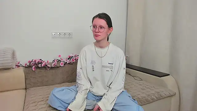 Snapshot of RoxyHerena chatting on 12.22.25 RoxyHerena online show from 12.22.25