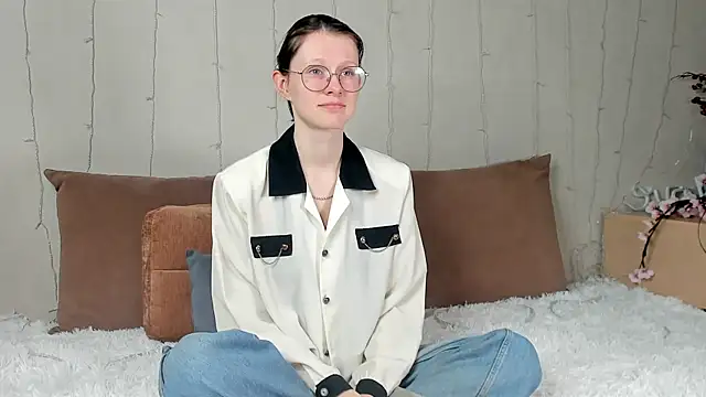 Snapshot of RoxyHerena chatting on 12.23.25 RoxyHerena online show from 12.23.25