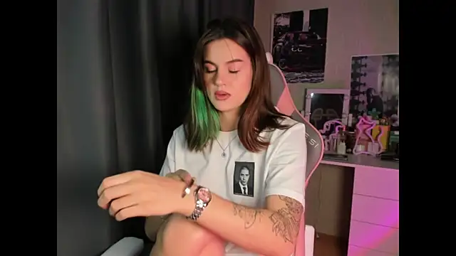 NikkieKitty online show from 12.22.25