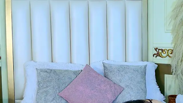 NinnaPiers online show from 02.25.26