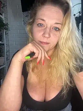 Snapshot of JenniferCarmen chatting on 04.21.26 JenniferCarmen online show from 04.21.26