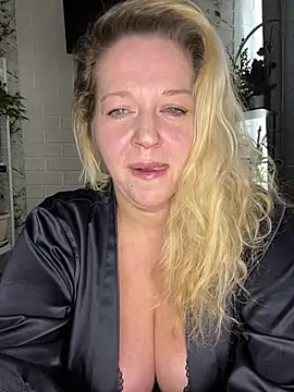 Snapshot of JenniferCarmen chatting on 04.27.26 JenniferCarmen online show from 04.27.26