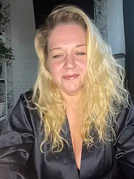 Snapshot of JenniferCarmen chatting on 05.10.26 JenniferCarmen online show from 05.10.26