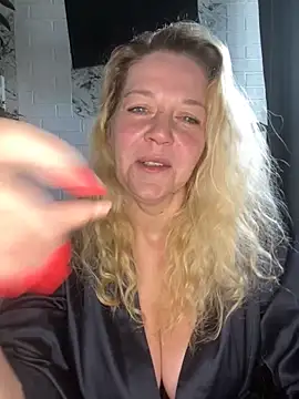 Snapshot of JenniferCarmen chatting on 05.12.26 JenniferCarmen online show from 05.12.26
