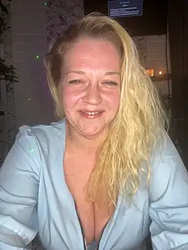 Snapshot of JenniferCarmen chatting on 05.16.26 JenniferCarmen online show from 05.16.26
