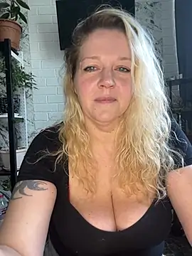 Snapshot of JenniferCarmen chatting on 05.27.26 JenniferCarmen online show from 05.27.26
