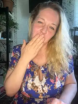 Snapshot of JenniferCarmen chatting on 06.18.26 JenniferCarmen online show from 06.18.26