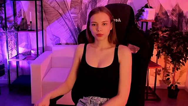 BellaHaadiid online show from 12.15.25