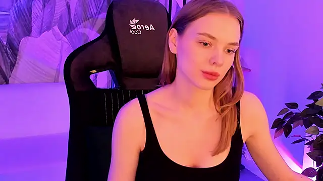 BellaHaadiid online show from 12.21.25