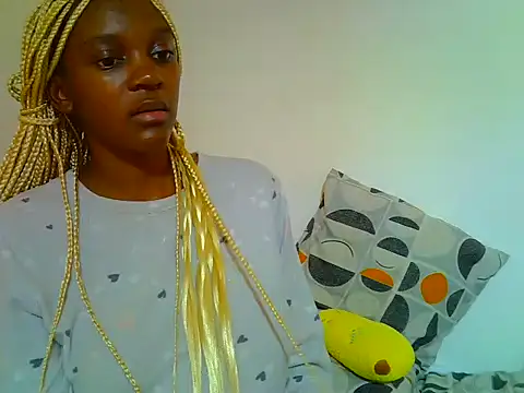 Snapshot of PetiteDoll_06 chatting on 04.25.26 PetiteDoll 06 online show from 04.25.26