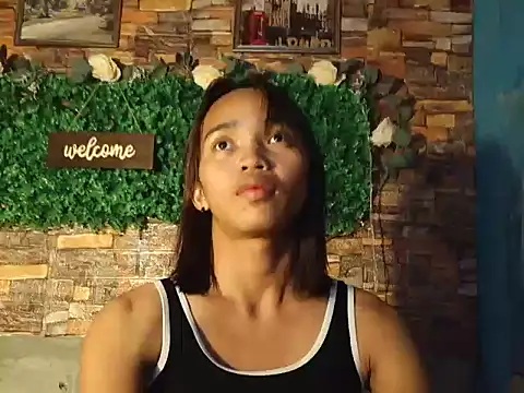 Snapshot of LaurenePh2 chatting on 12.21.25 LaurenePh2 online show from 12.21.25