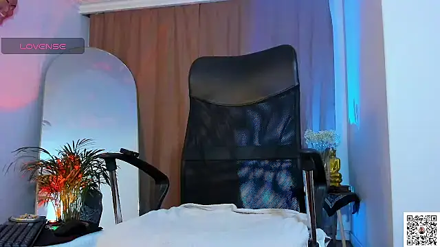 Snapshot of _YOURHERO chatting on 04.15.26 YOURHERO online show from 04.15.26