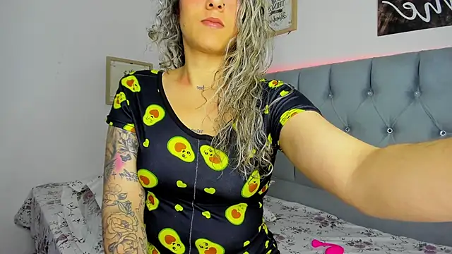 Snapshot of Srta-Melina chatting on 12.14.25 Srta-Melina online show from 12.14.25