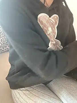 Snapshot of tenifer chatting on 12.19.25 tenifer online show from 12.19.25