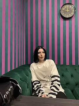 Snapshot of LisaBevy chatting on 12.18.25 LisaBevy online show from 12.18.25