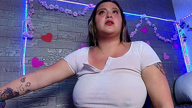 Snapshot of emma_honey__ chatting on 12.17.25 emma honey online show from 12.17.25