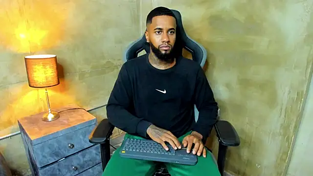 Snapshot of jay_jhonson01 chatting on 12.20.25 jay jhonson01 online show from 12.20.25