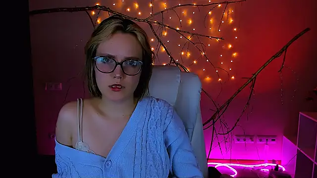 Snapshot of madeline_doll chatting on 02.26.26 madeline doll online show from 02.26.26