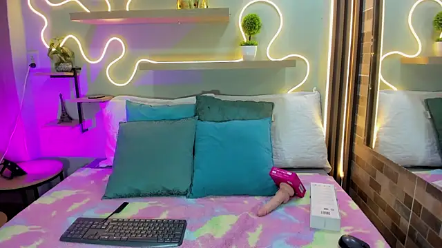 Sarah Clars online show from 04.10.26