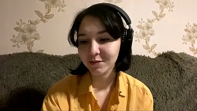 Snapshot of EmilyVeiro chatting on 12.20.25 EmilyVeiro online show from 12.20.25