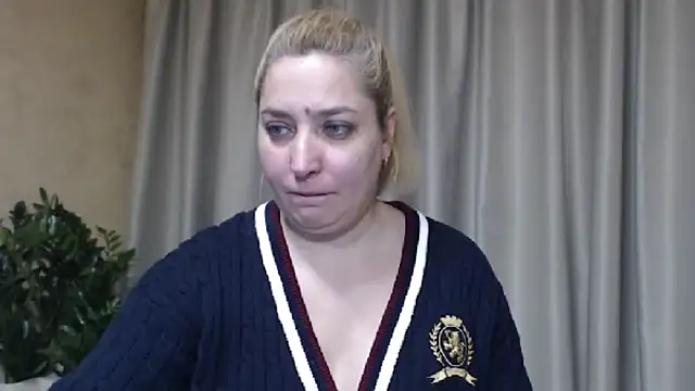 Snapshot of sweetpussy13 chatting on 02.15.26 sweetpussy13 online show from 02.15.26