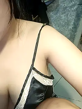 Snapshot of lavi-cute chatting on 12.22.25 lavi-cute online show from 12.22.25