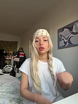 Snapshot of SilkyMira chatting on 01.19.26 SilkyMira online show from 01.19.26