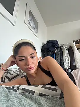 Snapshot of SilkyMira chatting on 02.14.26 SilkyMira online show from 02.14.26