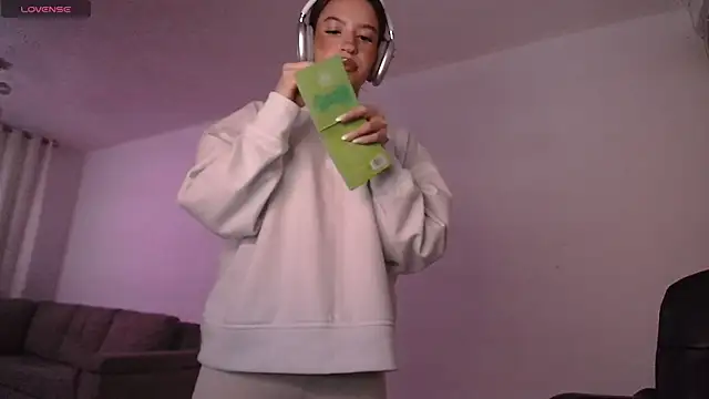 Snapshot of alina_lee chatting on 04.16.26 alina lee online show from 04.16.26