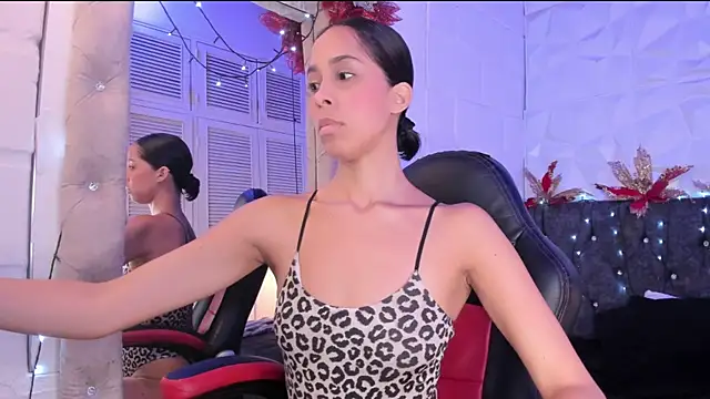 Snapshot of Perla_dl chatting on 12.22.25 Perla dl online show from 12.22.25