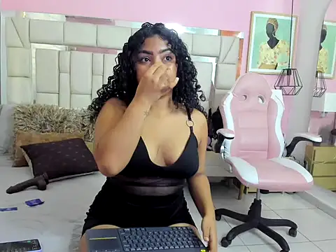 Snapshot of candy_hotxx_ chatting on 12.19.25 candy hotxx online show from 12.19.25