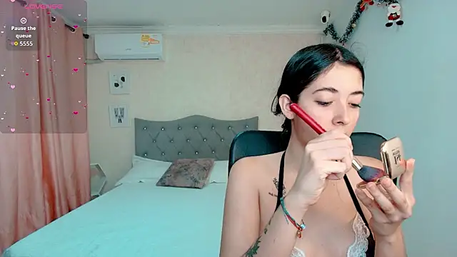 Snapshot of emmalove_doll chatting on 01.15.26 emmalove doll online show from 01.15.26