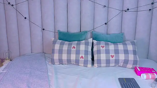 Miia Anderson online show from 12.16.25