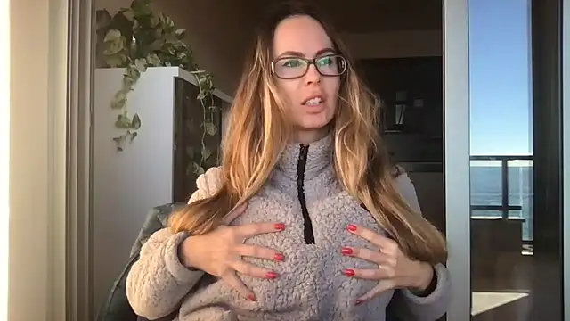 Snapshot of LeMilf chatting on 01.08.26 LeMilf online show from 01.08.26