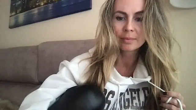 Snapshot of LeMilf chatting on 03.08.26 LeMilf online show from 03.08.26